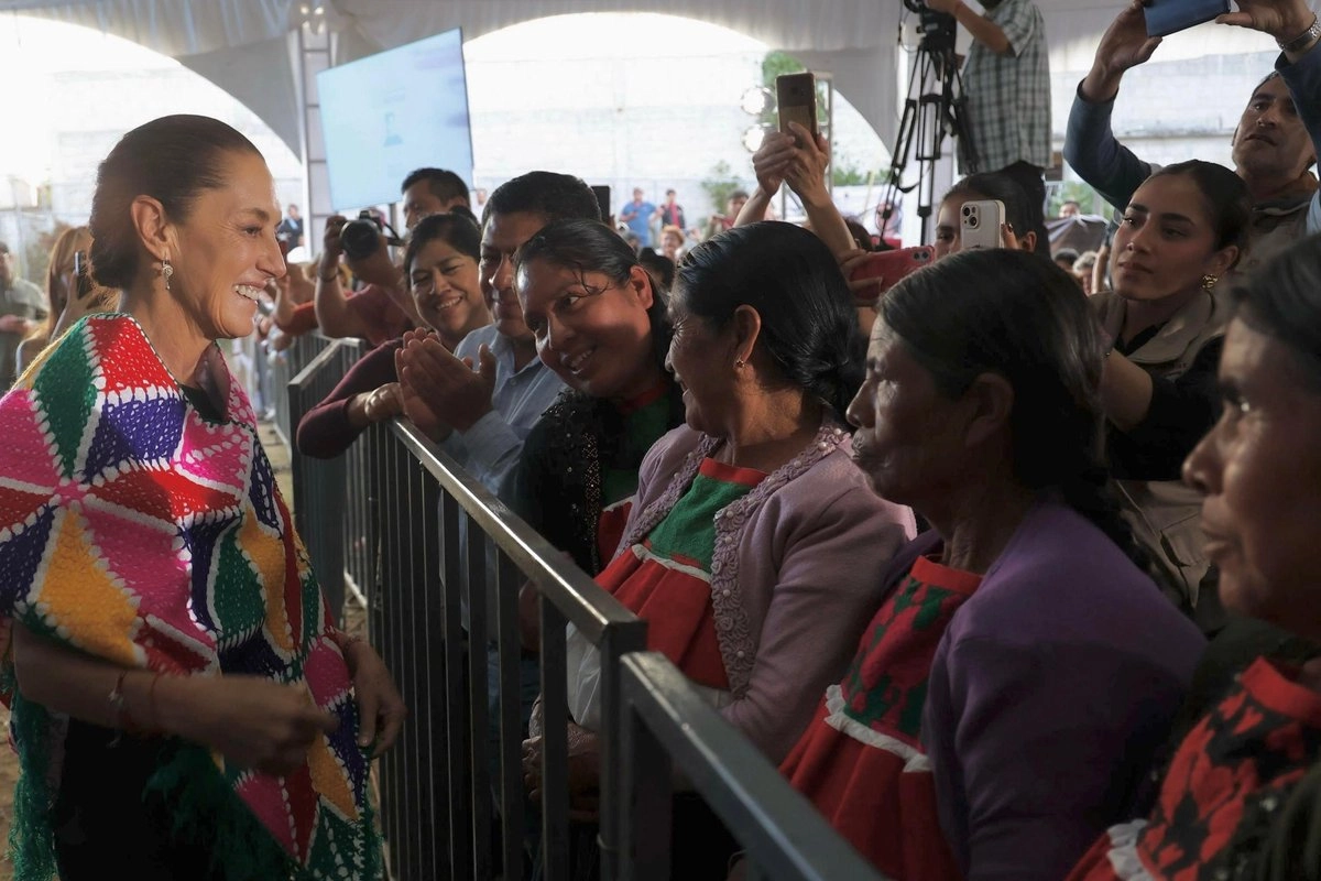 sheinbaum-atiende-quejas-por-falta-de-medicinas-en-hidalgo_16bba8bf-9ca9-4dce-bf60-bcaf09003e36_medialjnimgndimage=fullsize
